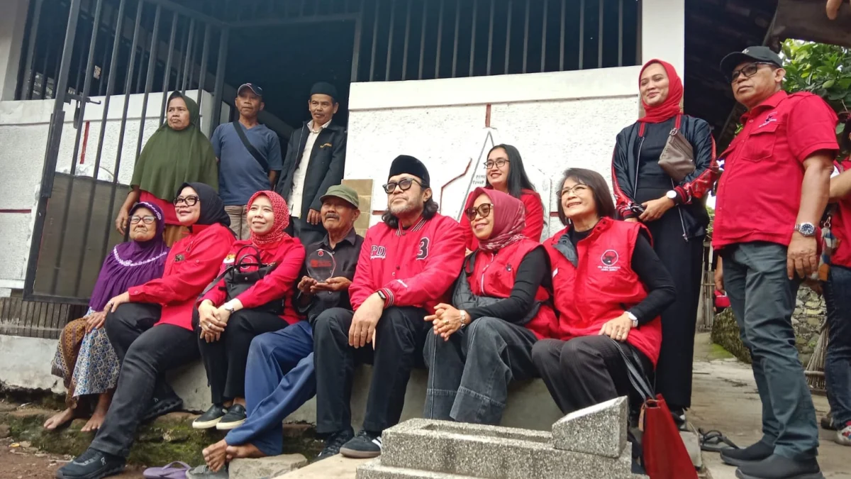 Para pengurus dan kader PDI Perjuangan Jabar berziarah ke makam Marhaen yang berlokasi di Kampung Cipagalo, Jalan Batununggal RT 04/03, Kelurahan Mengger, Kota Bandung, Kamis, 9 Januari 2025.