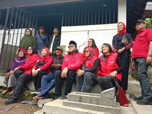 Para pengurus dan kader PDI Perjuangan Jabar berziarah ke makam Marhaen yang berlokasi di Kampung Cipagalo, Jalan Batununggal RT 04/03, Kelurahan Mengger, Kota Bandung, Kamis, 9 Januari 2025.