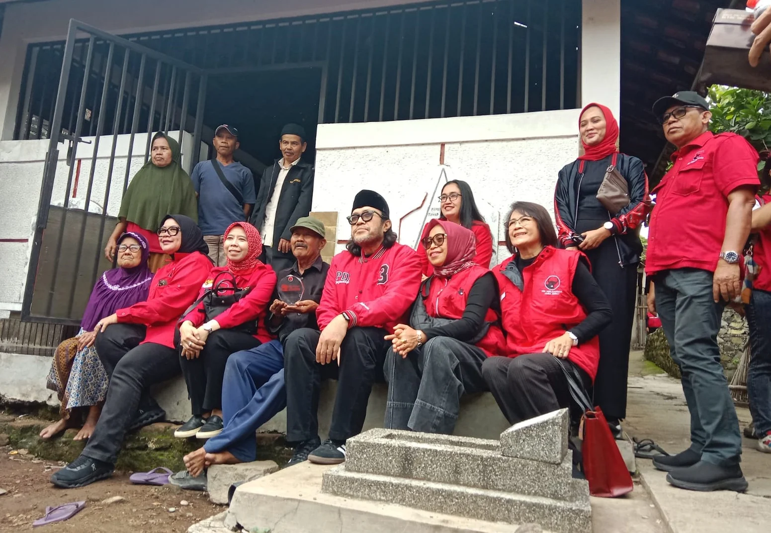 Para pengurus dan kader PDI Perjuangan Jabar berziarah ke makam Marhaen yang berlokasi di Kampung Cipagalo, Jalan Batununggal RT 04/03, Kelurahan Mengger, Kota Bandung, Kamis, 9 Januari 2025.