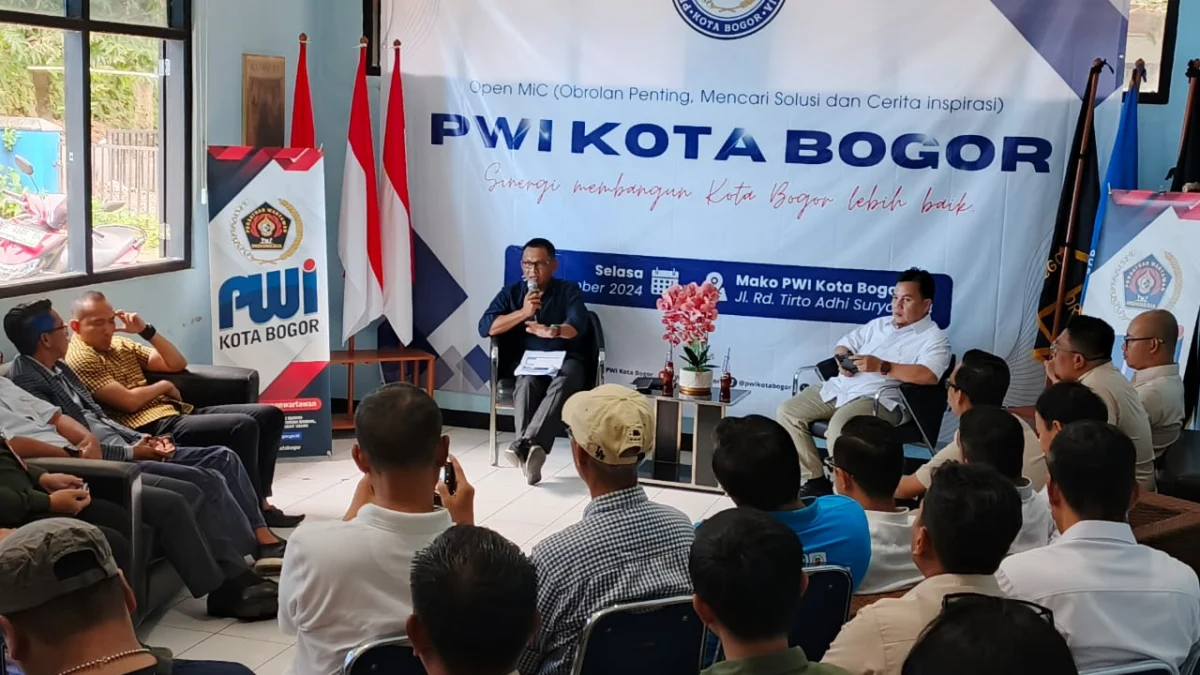 Pj Wali Kota Bogor, Hery Antasari saat memaparkan kinerja dalam program Open Mic PWI Kota Bogor. (Yudha Prananda / Jabar Ekspres)