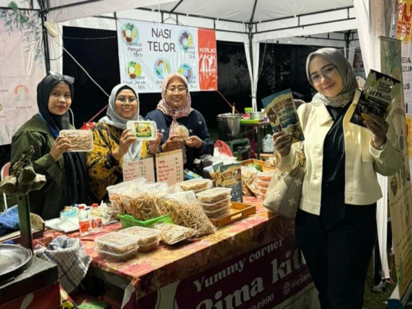 Anggota DPRD Kabupaten Bogor, Nurunnisa Setiawan saat membeli produk UMKM. Foto : Sandika Fadilah /jabarekspres.com