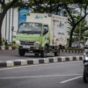 Ilustrasi: Truk pengangkut barang melintas di Jalan Soekarno Hatta, Kota Bandung, Senin (30/12). Foto: Dimas Rachmatsyah / Jabar Ekspres