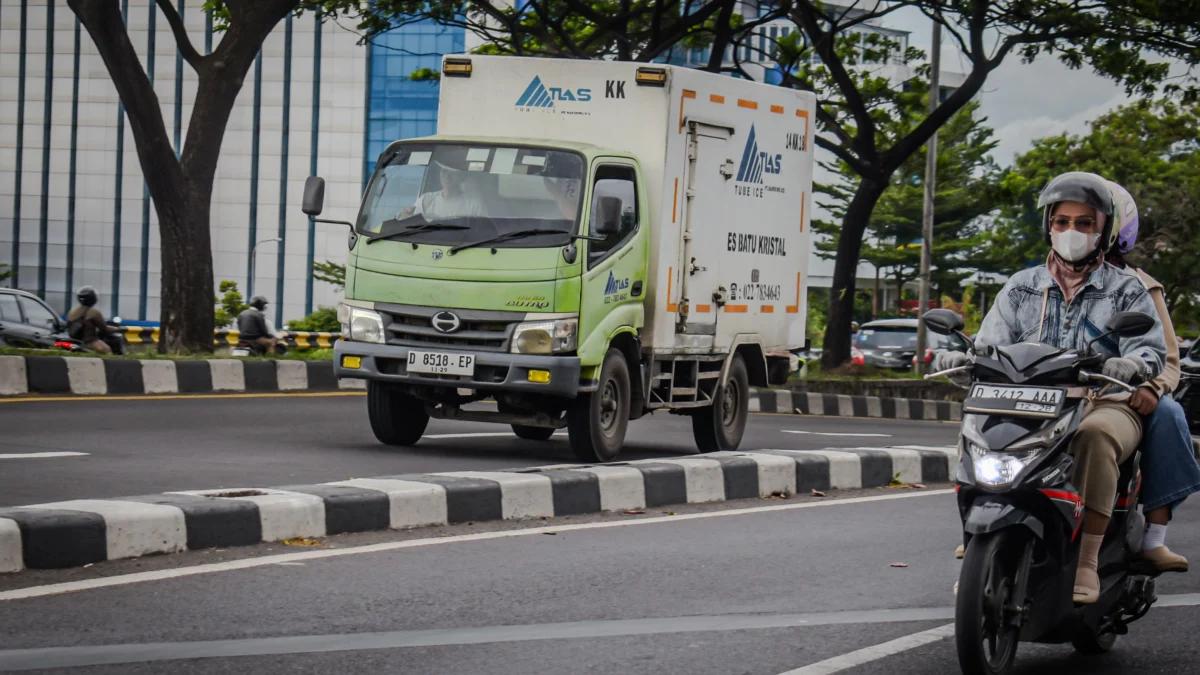 Ilustrasi: Truk pengangkut barang melintas di Jalan Soekarno Hatta, Kota Bandung, Senin (30/12). Foto: Dimas Rachmatsyah / Jabar Ekspres