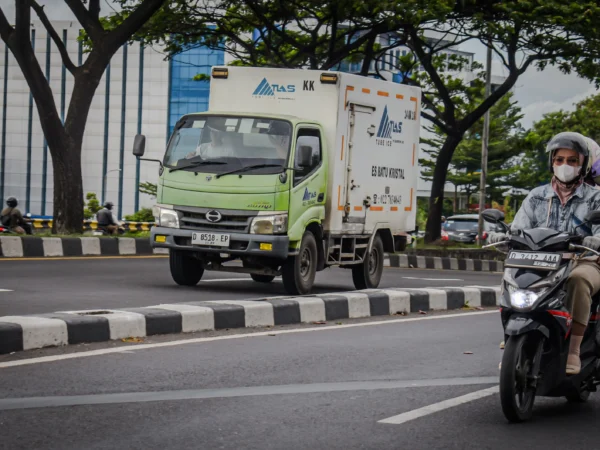 Ilustrasi: Truk pengangkut barang melintas di Jalan Soekarno Hatta, Kota Bandung, Senin (30/12). Foto: Dimas Rachmatsyah / Jabar Ekspres