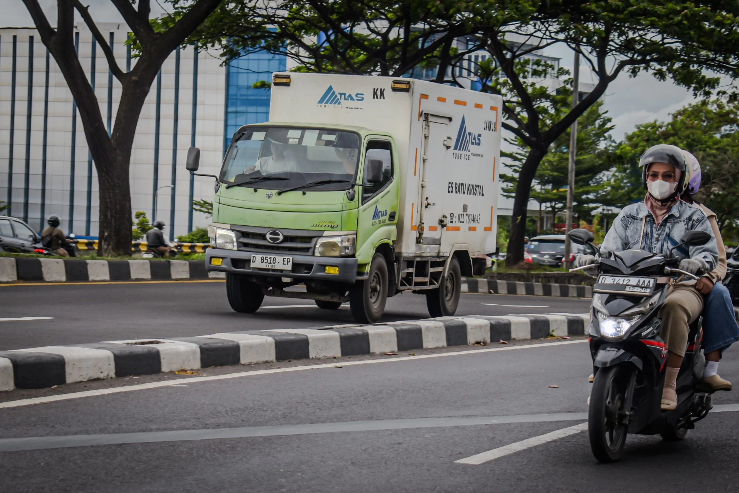 Ilustrasi: Truk pengangkut barang melintas di Jalan Soekarno Hatta, Kota Bandung, Senin (30/12). Foto: Dimas Rachmatsyah / Jabar Ekspres