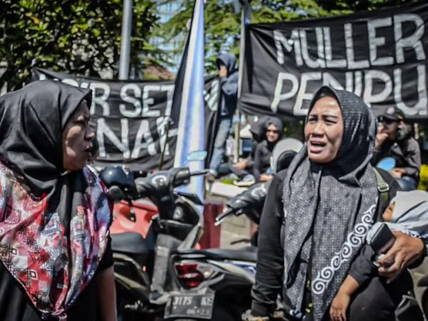 Ilustrasi: Warga Dago Elos saat demonstrasi di depan Polrestabes Bandung. Foto: Dimas Rachmatsyah / Jabar Ekspres