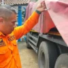 Petugas BPBD Bandung Barat saat melihat truk pengangkut caustic soda liquid di Unit Laka Cikamuning Polres Cimahi. Kamis (2/1). Dok Jabar Ekspres