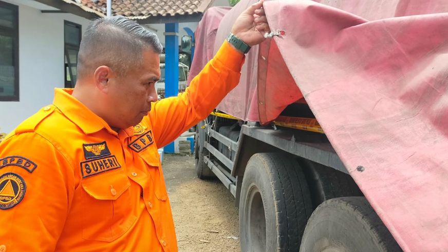 Petugas BPBD Bandung Barat saat melihat truk pengangkut caustic soda liquid di Unit Laka Cikamuning Polres Cimahi. Kamis (2/1). Dok Jabar Ekspres