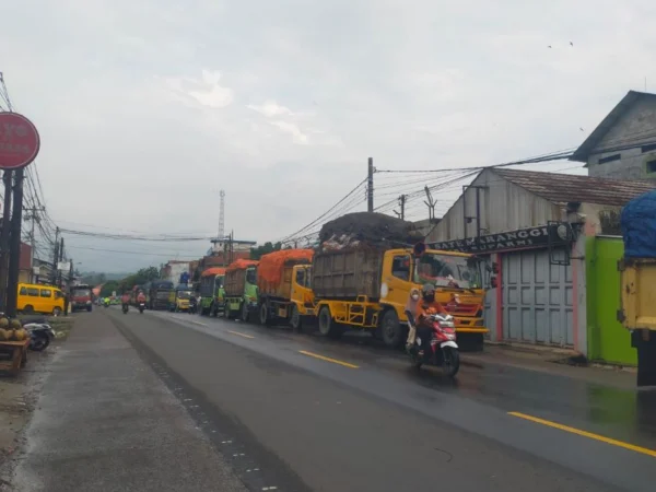 Ilustrasi puluhan armada pengangkut sampah melebihi kapasitas saat melintas di ruas Jalan Raya Cipatat, Bandung Barat. Dok Jabar Ekspres