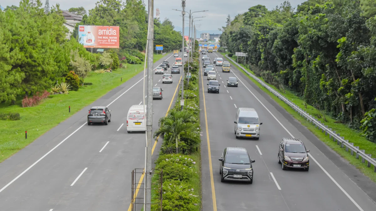 Ilustrasi Kendaraan di Tol Pasteur Menuju Kota Bandung. (foto/ Sandi Nugraha)