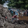 Tumpukan sampah di area belakang Pasar Induk Gedebage, Kota Bandung, baru-baru ini. Foto: Dimas Rachmatsyah / Jabar Ekspres