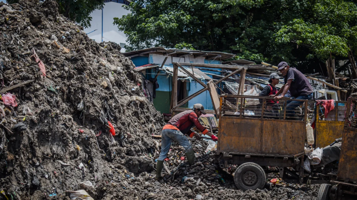 Tumpukan sampah di area belakang Pasar Induk Gedebage, Kota Bandung, baru-baru ini. Foto: Dimas Rachmatsyah / Jabar Ekspres