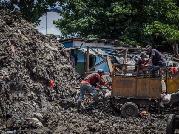 Tumpukan sampah di area belakang Pasar Induk Gedebage, Kota Bandung, baru-baru ini. Foto: Dimas Rachmatsyah / Jabar Ekspres