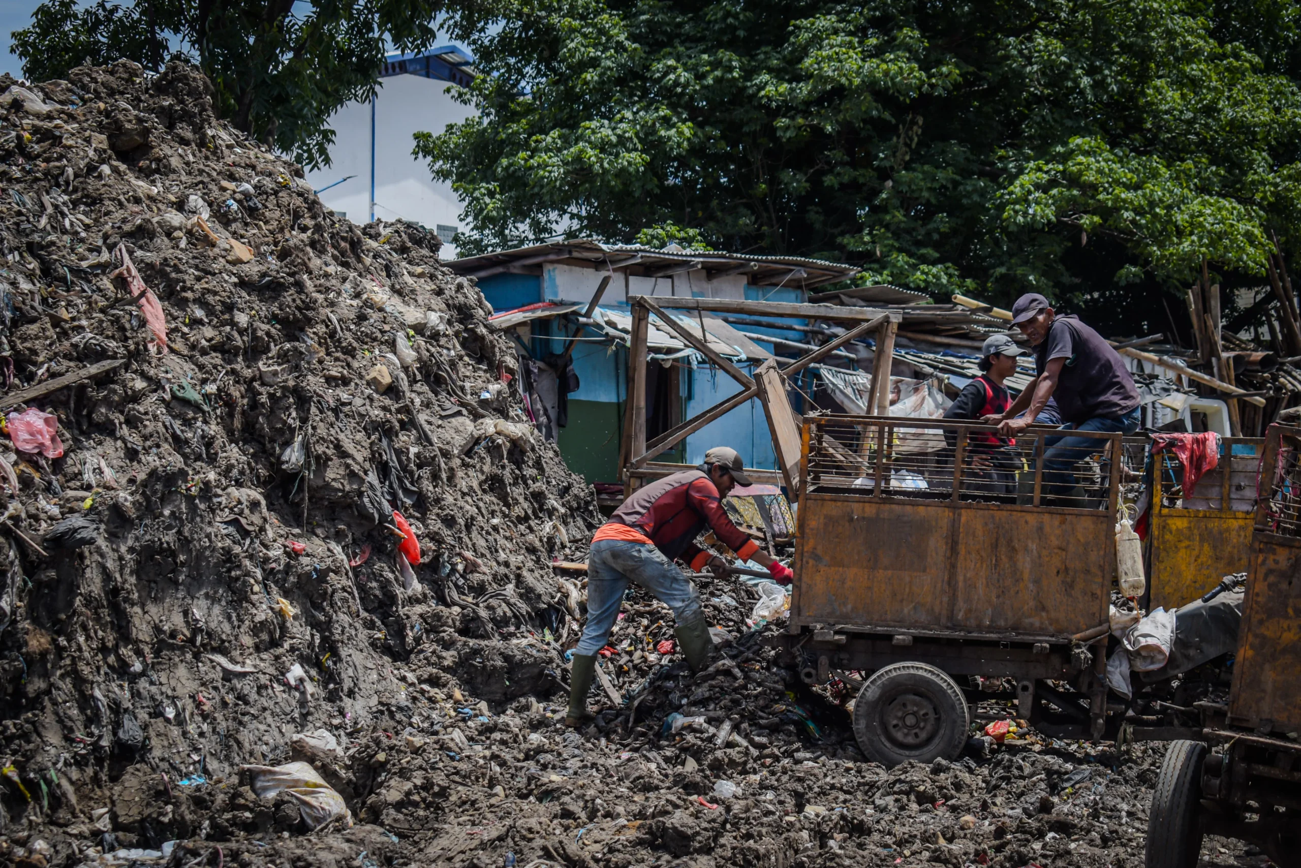 Tumpukan sampah di area belakang Pasar Induk Gedebage, Kota Bandung, baru-baru ini. Foto: Dimas Rachmatsyah / Jabar Ekspres