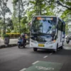 Bus Metro Jabar Trans (MJT) melintas di Jalan Dago dan Jalan Merdeka, Kota Bandung, Minggu (5/1). Foto: Dimas Rachmatsyah / Jabar Ekspres