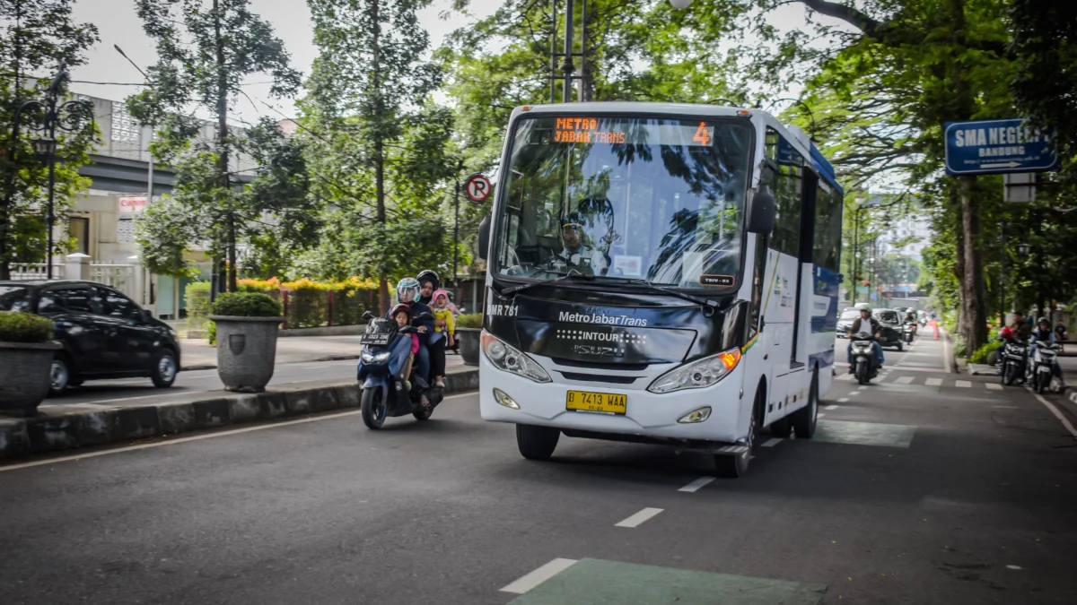 Bus Metro Jabar Trans (MJT) melintas di Jalan Dago dan Jalan Merdeka, Kota Bandung, Minggu (5/1). Foto: Dimas Rachmatsyah / Jabar Ekspres