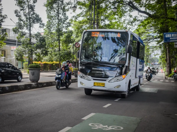 Bus Metro Jabar Trans (MJT) melintas di Jalan Dago dan Jalan Merdeka, Kota Bandung, Minggu (5/1). Foto: Dimas Rachmatsyah / Jabar Ekspres