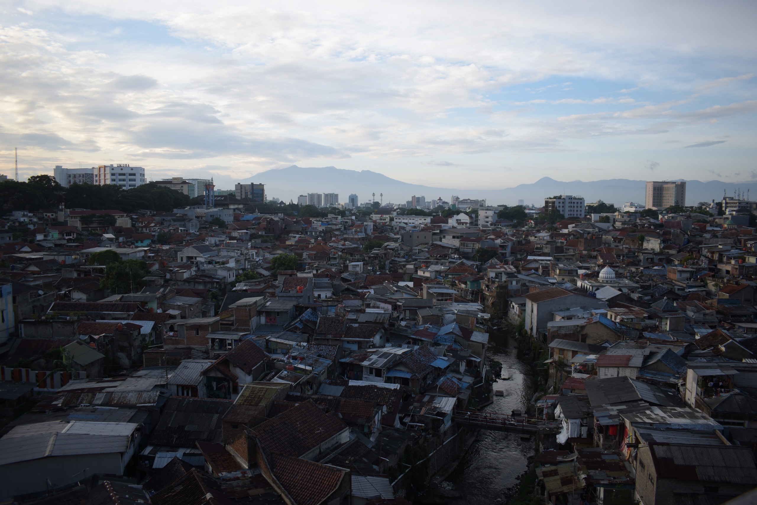 Ilustrasi La Nina: Cuaca cerah di kawasan Fly Over Pasupati, Kota Bandung, Minggu (5/1). Foto: Dimas Rachmatsyah / Jabar Ekspres