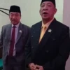 Ketua DPRD Banjar Dadang R Kalyubi (kanan) saat berada di lokasi kebocoran atap gedung DPRD akibat hujan deras yang melanda Kota Banjar pada Jumat 10 Januari 2025. (Cecep Herdi/Jabar Ekspres)