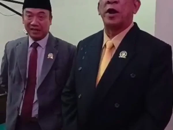 Ketua DPRD Banjar Dadang R Kalyubi (kanan) saat berada di lokasi kebocoran atap gedung DPRD akibat hujan deras yang melanda Kota Banjar pada Jumat 10 Januari 2025. (Cecep Herdi/Jabar Ekspres)