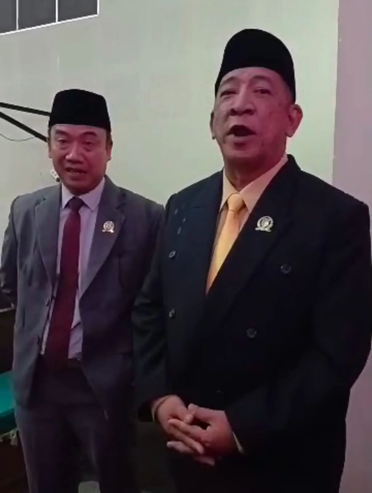 Ketua DPRD Banjar Dadang R Kalyubi (kanan) saat berada di lokasi kebocoran atap gedung DPRD akibat hujan deras yang melanda Kota Banjar pada Jumat 10 Januari 2025. (Cecep Herdi/Jabar Ekspres)