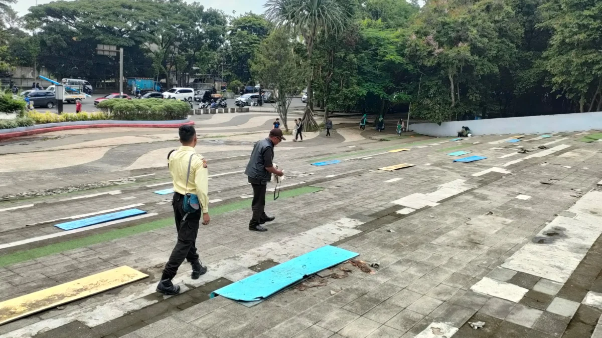 Dok. Petugas keamanan Taman Tegallega Bandung saat mengecek beberapa fasilitas yang diduga rusak oleh pemburu koin. Sabtu (1/11). Foto. Sandi Nugraha.