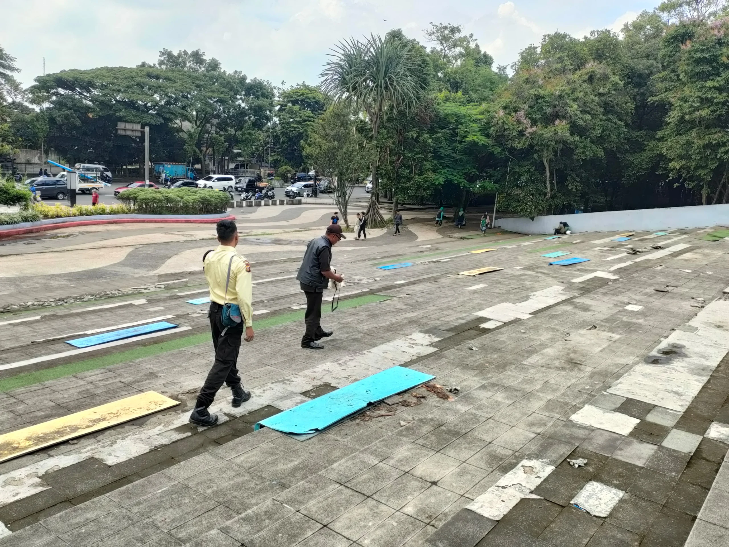 Dok. Petugas keamanan Taman Tegallega Bandung saat mengecek beberapa fasilitas yang diduga rusak oleh pemburu koin. Sabtu (1/11). Foto. Sandi Nugraha.