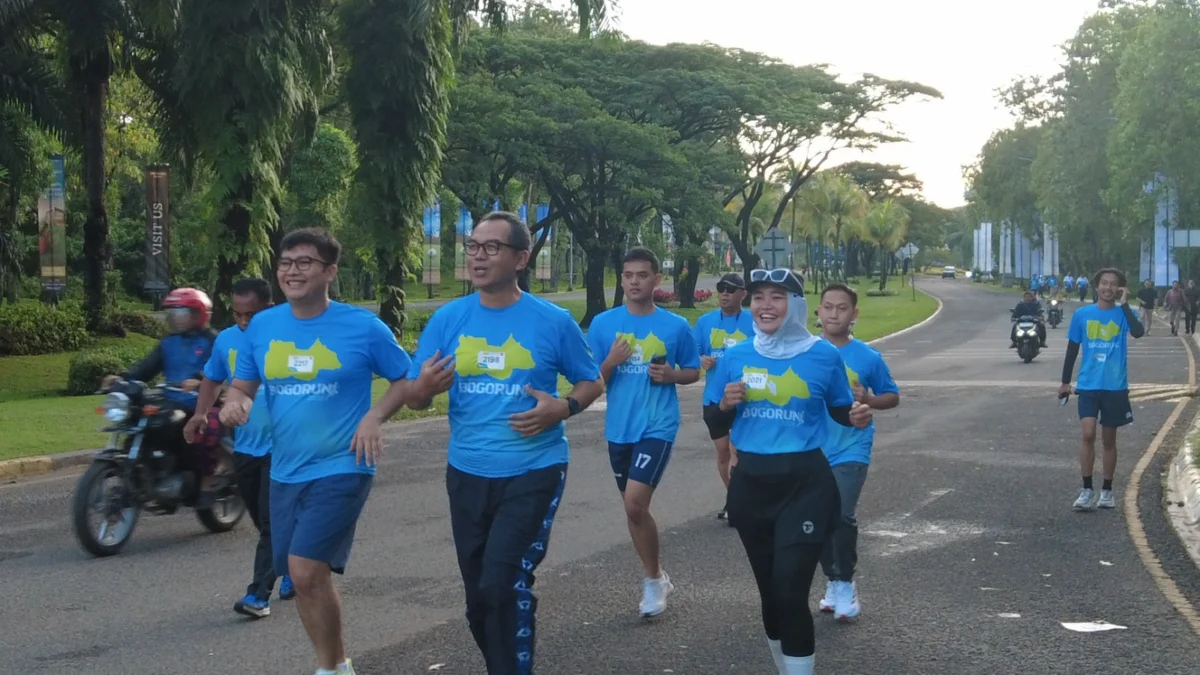 Sekda Kabupaten Bogor Ajat Rochmat Jatnika saat mengikuti Bogor Run. Foto : diskominfo