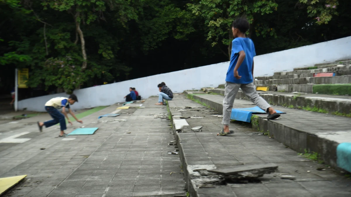 Fasilitas taman rusak akibat warga yang mencari "Koin Jagat" di Taman Tegallega, Kota Bandung, Minggu (12/1). Foto: Dimas Rachmatsyah / Jabar Ekspres