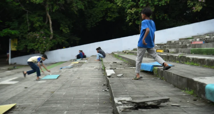 Fasilitas taman rusak akibat warga yang mencari "Koin Jagat" di Taman Tegallega, Kota Bandung, Minggu (12/1). Foto: Dimas Rachmatsyah / Jabar Ekspres