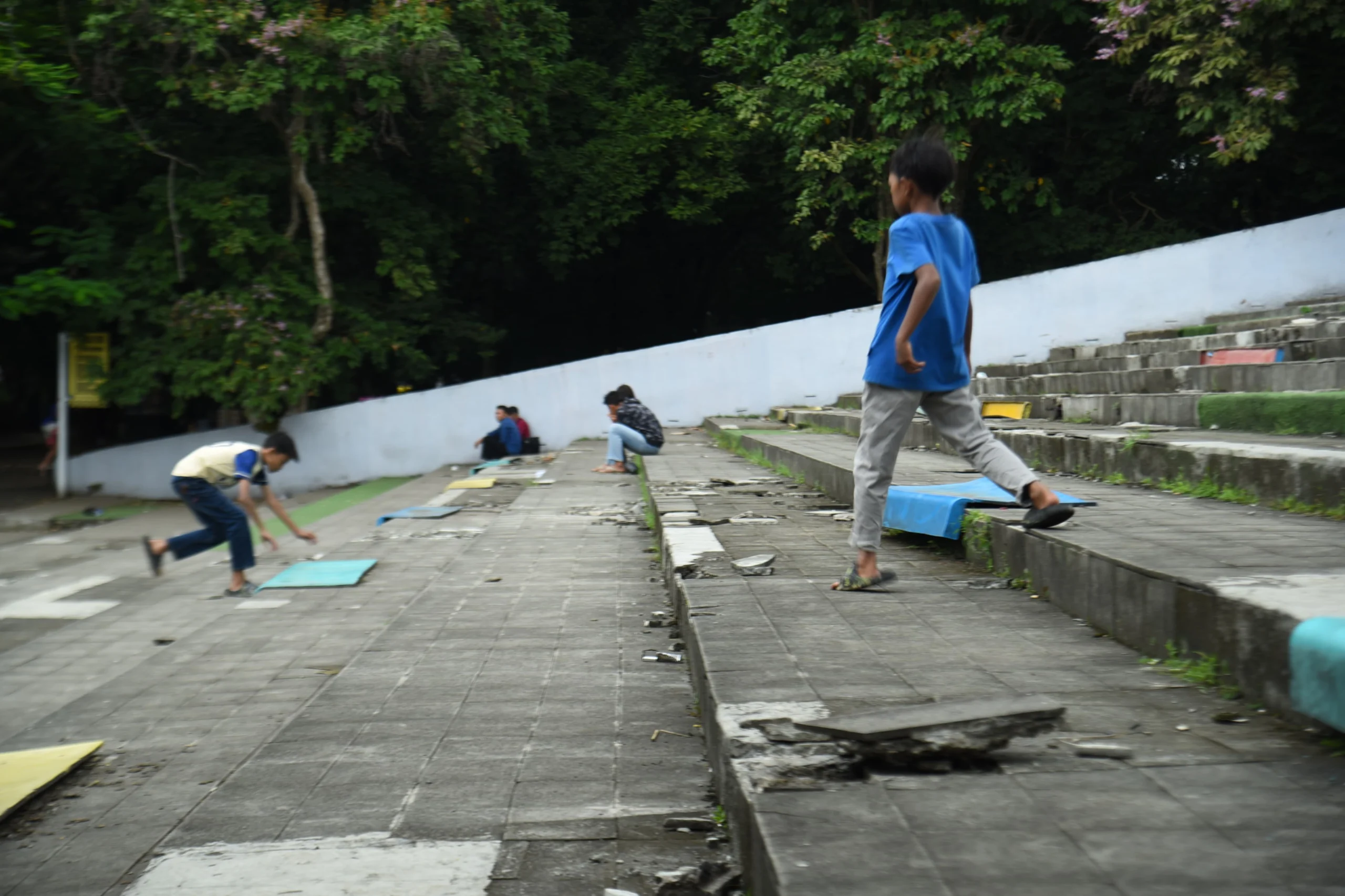 Fasilitas taman rusak akibat warga yang mencari "Koin Jagat" di Taman Tegallega, Kota Bandung, Minggu (12/1). Foto: Dimas Rachmatsyah / Jabar Ekspres