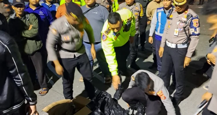 Polisi amankan barang bukti bentrok suporter Persita vs PSIS/ Foto : Dok PJR Jagorawi