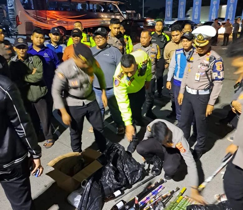 Polisi amankan barang bukti bentrok suporter Persita vs PSIS/ Foto : Dok PJR Jagorawi