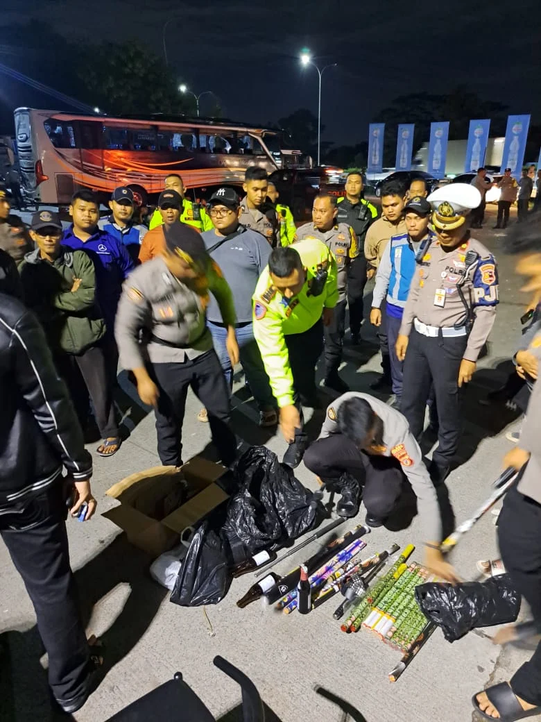 Polisi amankan barang bukti bentrok suporter Persita vs PSIS/ Foto : Dok PJR Jagorawi