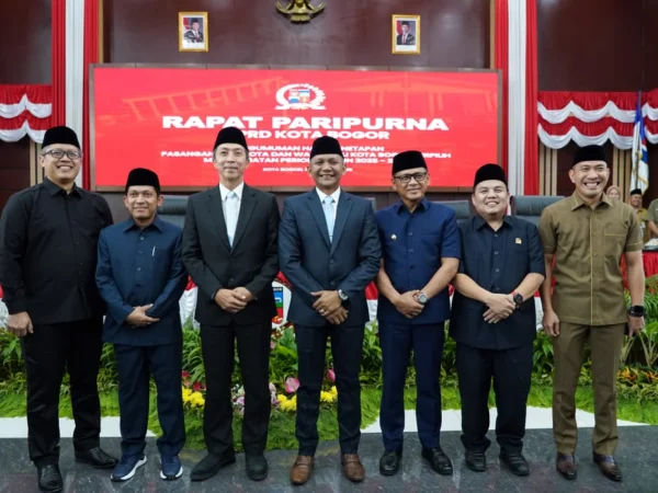 Jajaran Pimpinan DPRD Kota Bogor bersama Wali Kota dan Wakil Wali Kota Bogor Terpilih, Dedie A. Rachim dan Jenal Mutaqin. (Yudha Prananda / Jabar Ekspres)