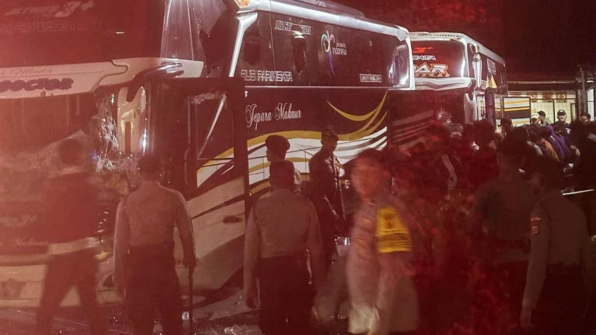 Dua bus rusak akibat bentrokan suporter Persita dan PSIS/ Dok PJR Jagorawi