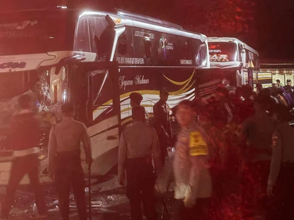 Dua bus rusak akibat bentrokan suporter Persita dan PSIS/ Dok PJR Jagorawi