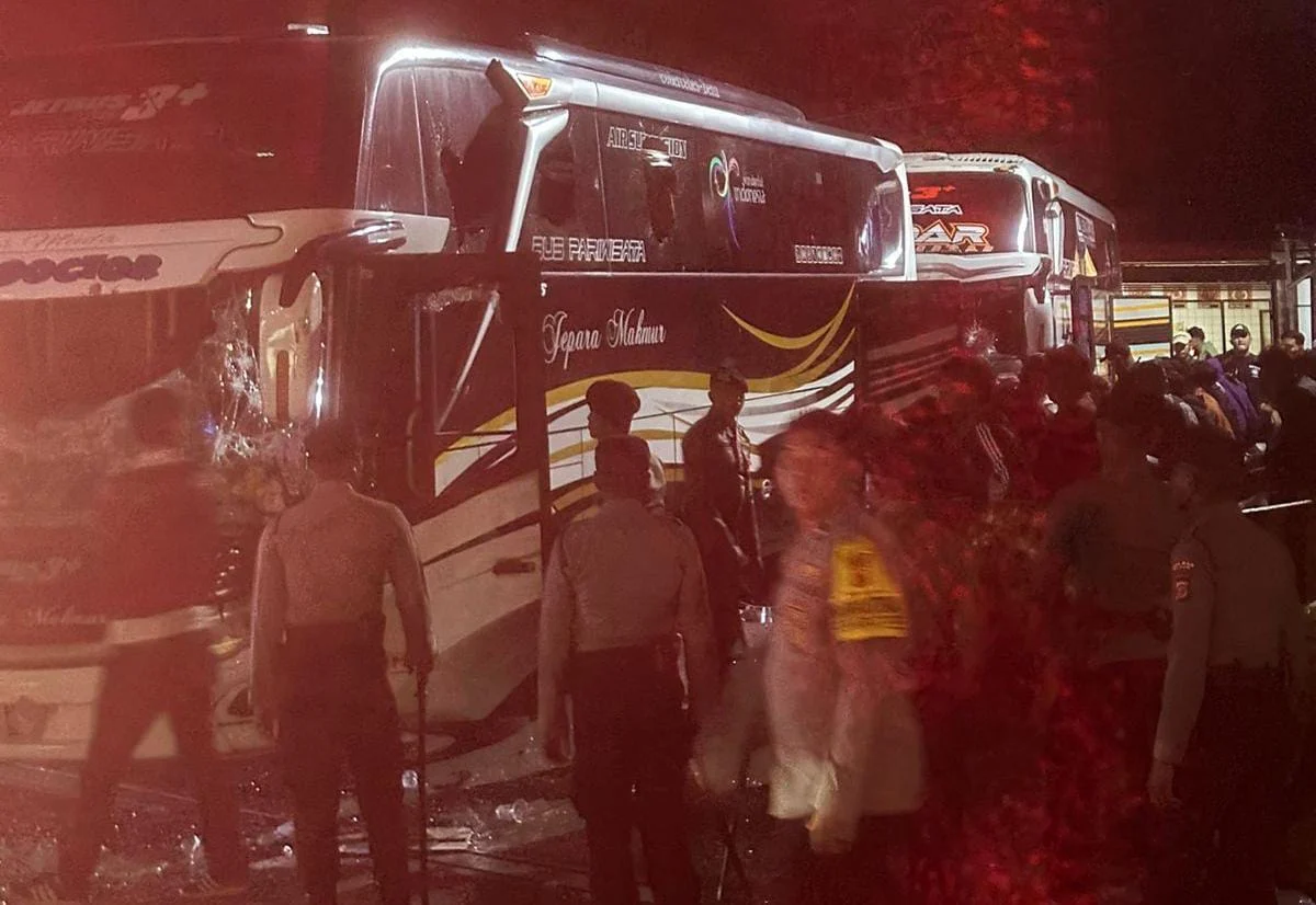 Dua bus rusak akibat bentrokan suporter Persita dan PSIS/ Dok PJR Jagorawi