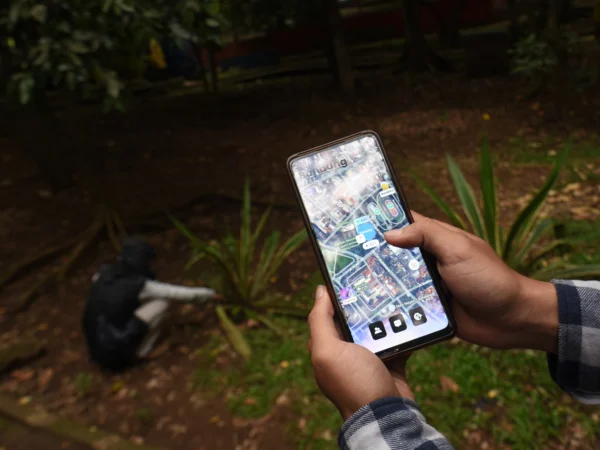 Warga mencari koin dari aplikasi Jagat di Taman Maluku, Kota Bandung, Selasa (14/1). Foto: Dimas Rachmatsyah / Jabar Ekspres