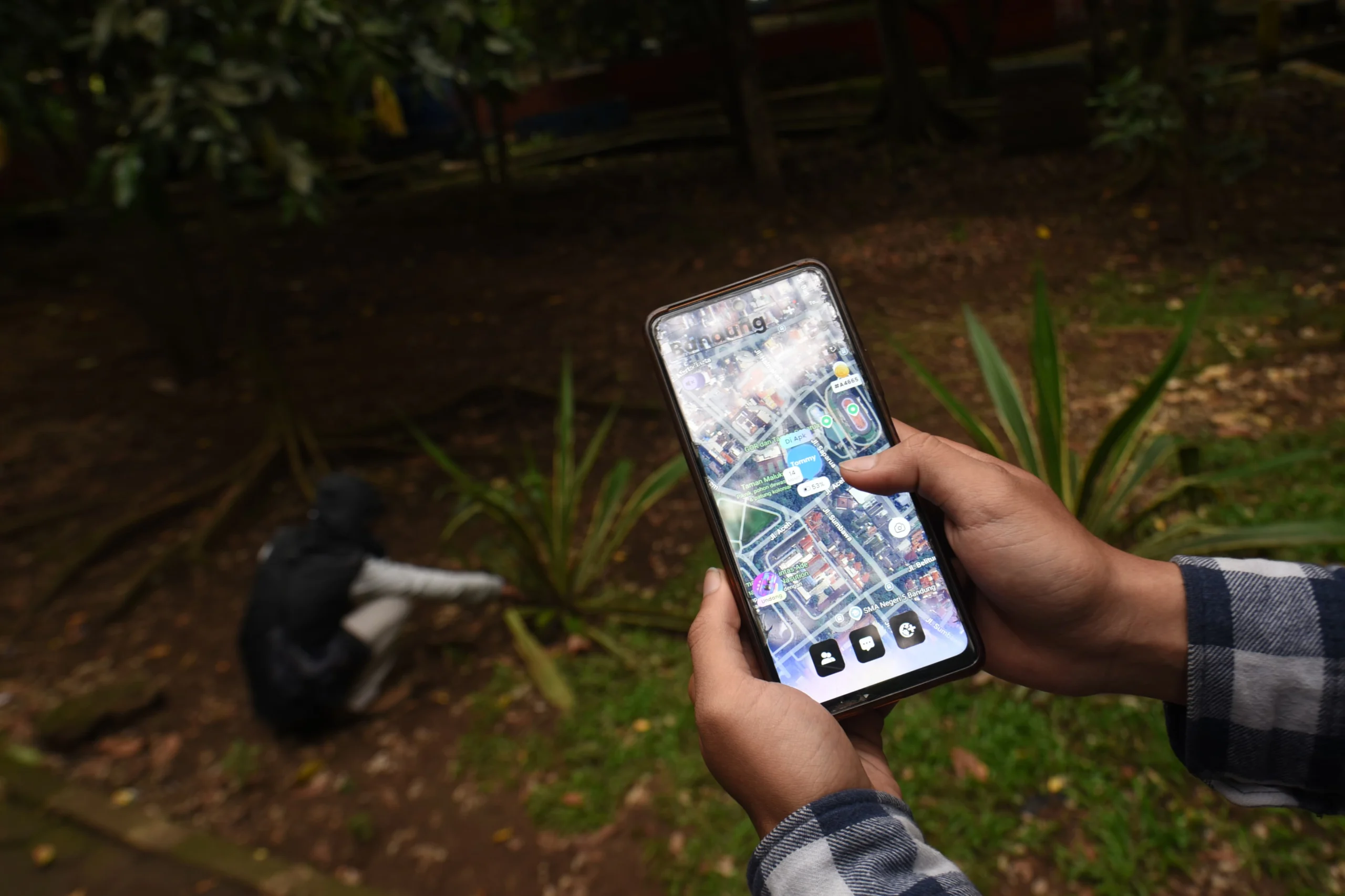 Warga mencari koin dari aplikasi Jagat di Taman Maluku, Kota Bandung, Selasa (14/1). Foto: Dimas Rachmatsyah / Jabar Ekspres