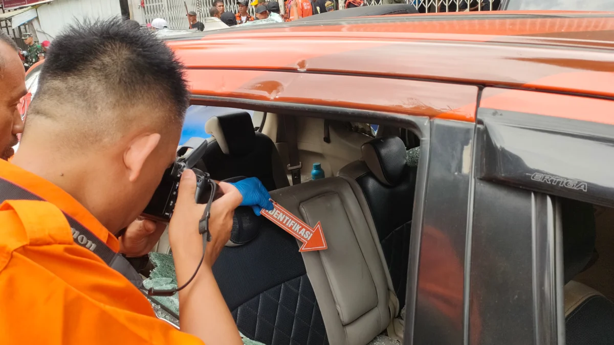 Pihak Kepolisian melalui Tim INAFIS saat lakukan olah TKP usai terjadinya dugaan penyerangan oleh sekelompok orang tidak dikenal di Kantor MPW Pemuda Pancasila Jabar. Rabu (15/4). Foto. Sandi Nugraha / Jabar Ekspres