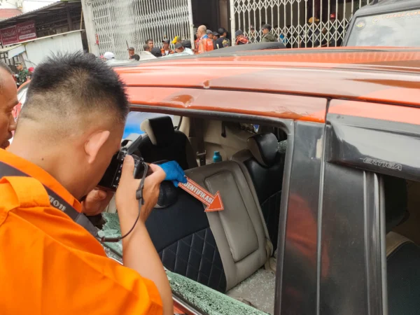 Pihak Kepolisian melalui Tim INAFIS saat lakukan olah TKP usai terjadinya dugaan penyerangan oleh sekelompok orang tidak dikenal di Kantor MPW Pemuda Pancasila Jabar. Rabu (15/4). Foto. Sandi Nugraha / Jabar Ekspres