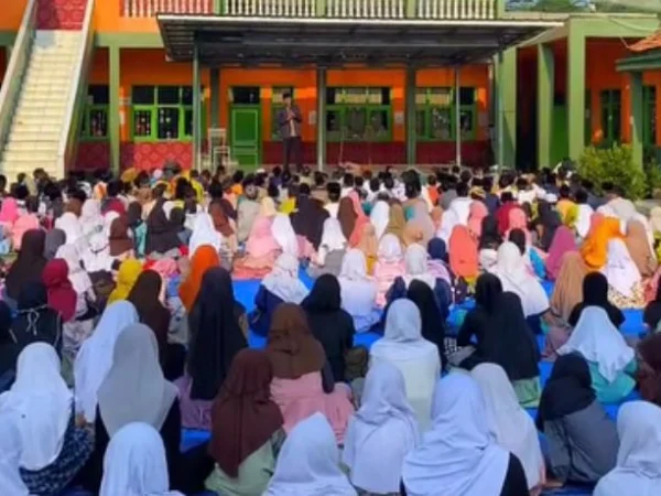 Ilustrasi para siswa SDN 1 Cipendeuy, Bandung Barat, saat mengikuti giat pesantren kilat di bulan puasa. Dok Disdik Bandung Barat