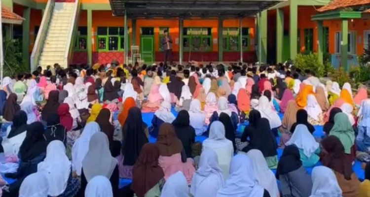 Ilustrasi para siswa SDN 1 Cipendeuy, Bandung Barat, saat mengikuti giat pesantren kilat di bulan puasa. Dok Disdik Bandung Barat