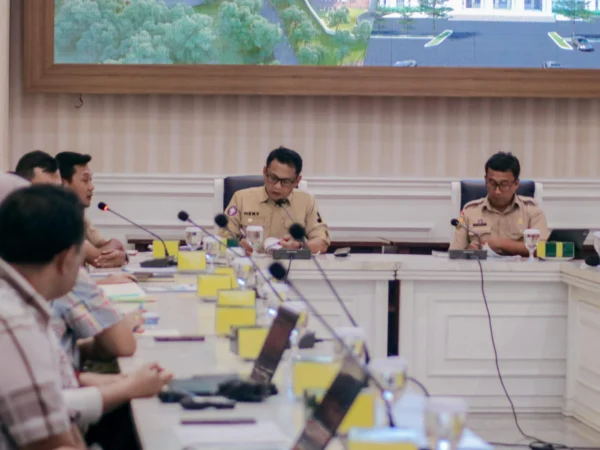 Pj Wali Kota Bogor, Hery Antasari bersama jajaran saat memimpin rapat di Balai Kota Bogor. (Yudha Prananda / Jabar Ekspres)