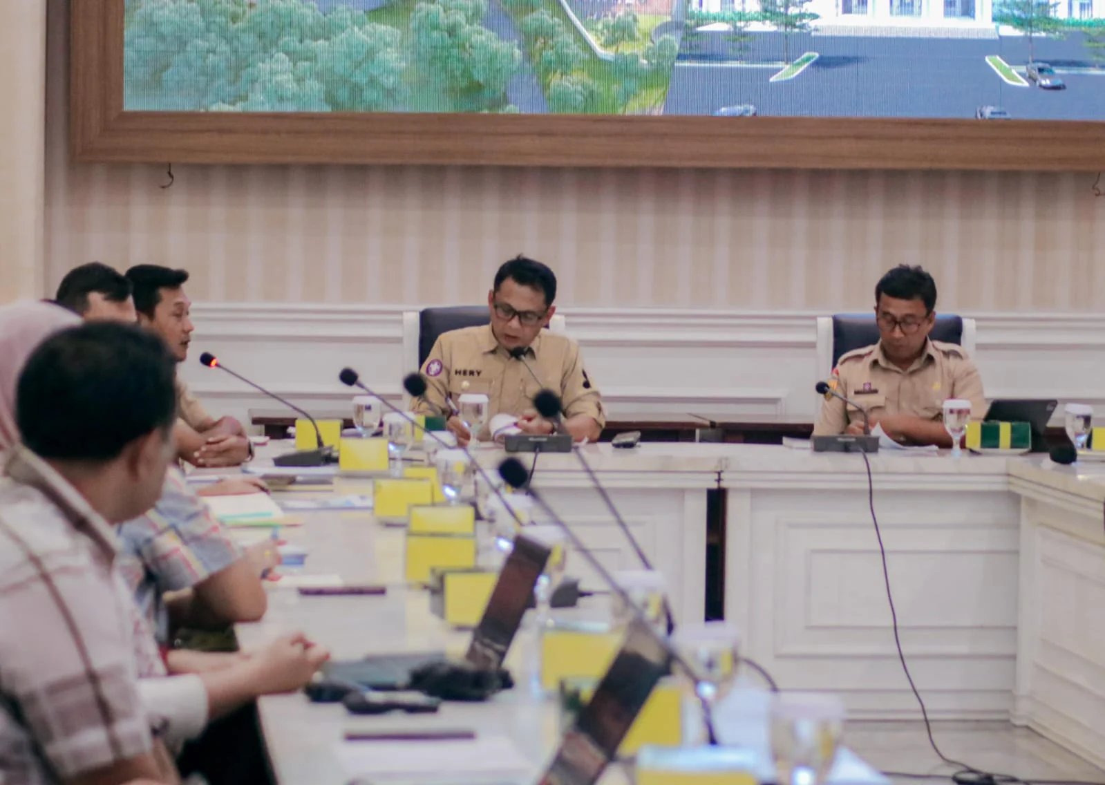 Pj Wali Kota Bogor, Hery Antasari bersama jajaran saat memimpin rapat di Balai Kota Bogor. (Yudha Prananda / Jabar Ekspres)