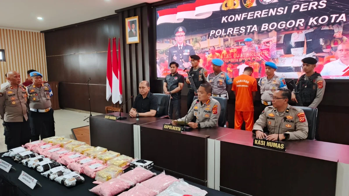 Kapolresta Bogor Kota, Kombes Pol Eko Prasetyo bersama jajaran saat ekspose kasus tindak pidana peredaran narkoba di Mapolresta Bogor Kota, Jumat (17/01) Sore. (Yudha Prananda / Jabar Ekspres)