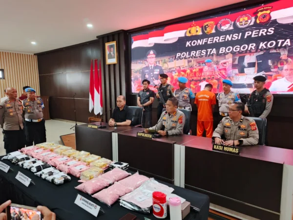 Kapolresta Bogor Kota, Kombes Pol Eko Prasetyo bersama jajaran saat ekspose kasus tindak pidana peredaran narkoba di Mapolresta Bogor Kota, Jumat (17/01) Sore. (Yudha Prananda / Jabar Ekspres)