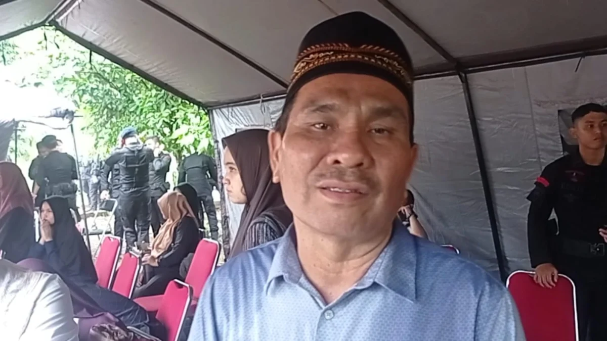 Paman dari Brigadir (anumatera) Iqbal Anwar Arif, Jaddah Harahap, ketika memberikan keterangan kepada awak media di Taman Makam Bahagia Polri Cikeas, Kabupaten Bogor, pada Minggu (19/1).