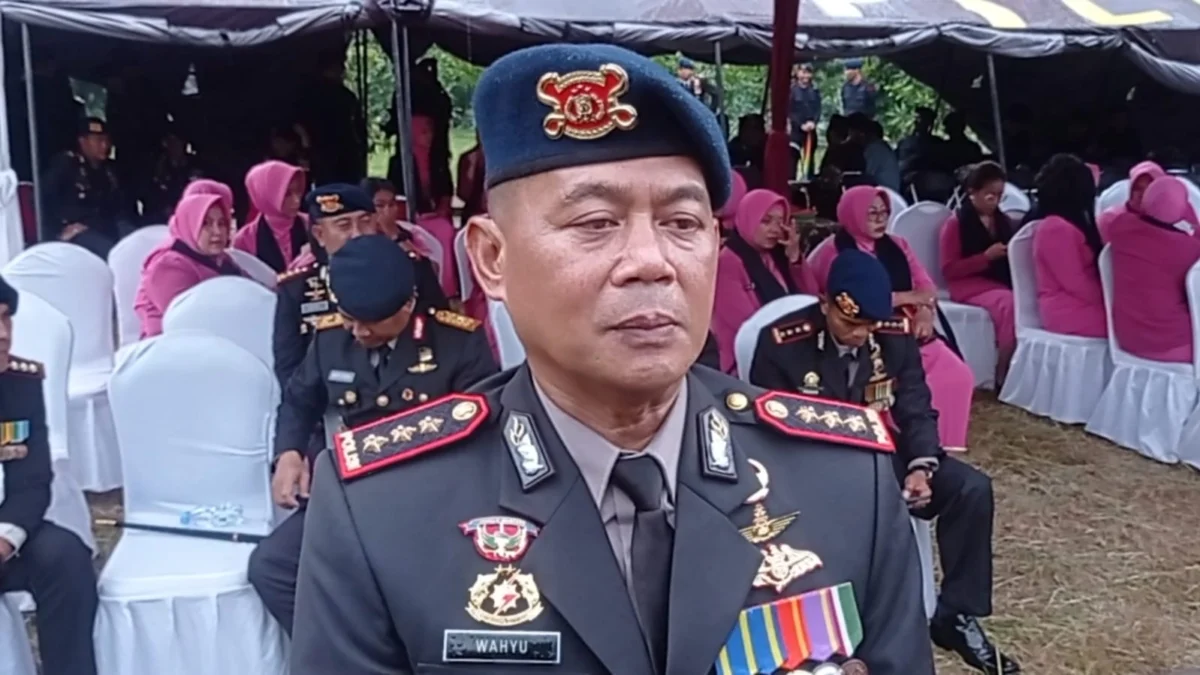 Komandan Resimen III Pelopor Korps Brimob Polri, Kombes Wahyu saat menghadir pemakaman Brigadir (anumatera) Iqbal Anwar Arif di Taman Makam Bahagia Polri Cikeas, Kabupaten Bogor, pada Minggu (19/1).